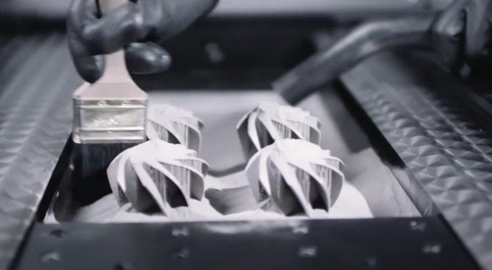 Cleaning powder from complex 3D printed parts